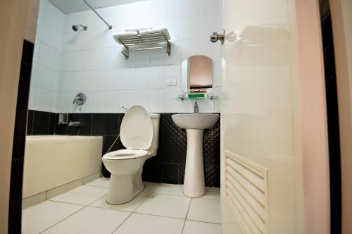 亦优泰尔马卡迪酒店的一间浴室