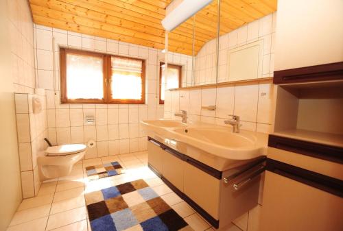 拜尔斯布龙Casa Cara的一间带水槽和卫生间的浴室