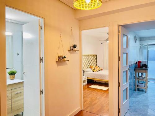 赫塔费Apartamento ABRIL en el Centro de Getafe的一间卧室配有一张床,一扇门通往浴室