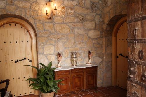 瓜迪克斯Cuevas las Chimeneas的浴室设有石墙和带水槽的台面