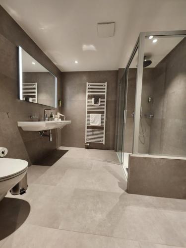 巴尔斯塔尔巴尔斯塔尔酒店的带淋浴和盥洗盆的浴室