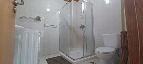 圣多美Prédio Mekuí的带淋浴和卫生间的白色浴室