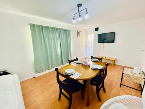 The HydeWonderful Apartment in London的客厅配有餐桌和椅子