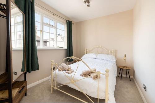 利特尔Tranquil 3BD Haven by the Sea in Littlehampton的卧室配有白色的床和窗户。