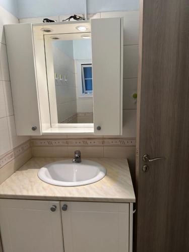 皮拉Vergi Apartments的一间带水槽和镜子的浴室