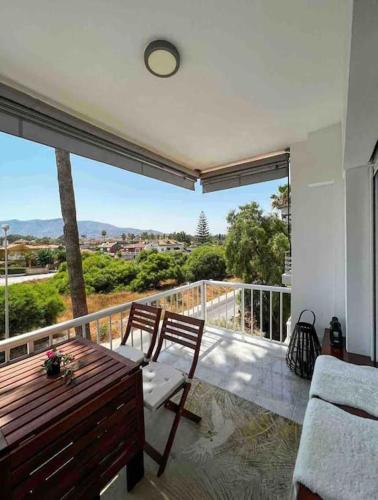 多列毛利诺斯NIEUW: Bello Horizonte, house by the sea的设有一个配有桌椅并享有美景的阳台。