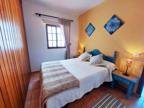 巴尔洛文托Fuente Abreu的一间卧室设有一张大床和一个窗户。