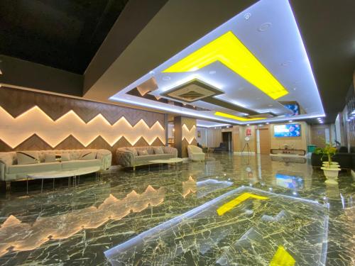 安塔利亚Grand Nergiz Otel的大厅,在房间中间有一个游泳池