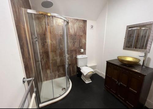 斯托桥塔尔博特酒店的带淋浴、盥洗盆和卫生间的浴室