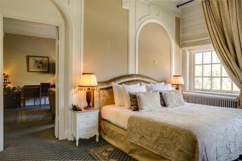桑特普尔特北沙丘与克劳德堡庄园的一间卧室设有一张大床和一个窗户。