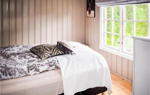 高尔3 Bedroom Stunning Home In Gol的一间卧室配有一张带毯子的床和窗户