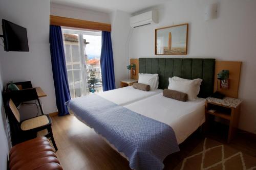 埃里塞拉WOT Ericeira的一间卧室设有一张大床和一个窗户。