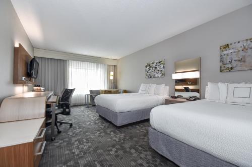 马修斯马修斯夏洛特万怡酒店的酒店客房配有两张床和一张书桌