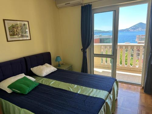 斯韦蒂·斯特凡Apartments Villa Pržno的一间卧室设有一张床,享有海景