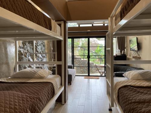 湄林Maesa Greenery Hill SHA的景观客房内的两张双层床