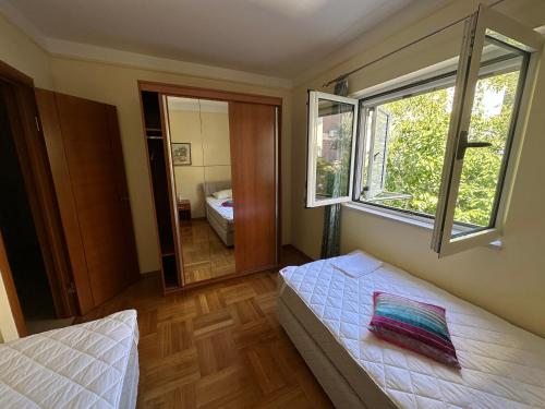 斯韦蒂·斯特凡Apartments Villa Pržno的小房间设有床和窗户
