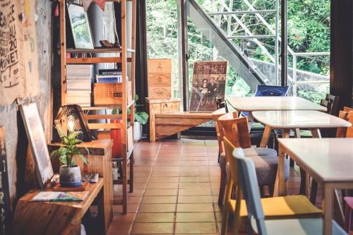 九份云山水 l 金瓜石的餐厅设有桌椅和大窗户。