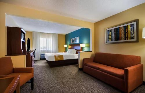 博兹曼Quality Inn & Suites Bozeman的酒店客房,配有床和沙发