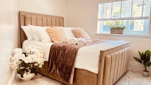 普雷斯顿Cozy Charming Bungalow BRAND NEW的一间卧室配有一张床,上面有两条毛巾