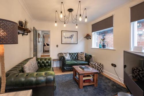 考斯Stunning- The Nautilus Bungalow Cowes IOW的客厅配有沙发和桌子