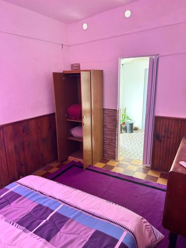 弗赖本托斯APART PELUSA的粉红色的房间,配有一张床和一个窗户