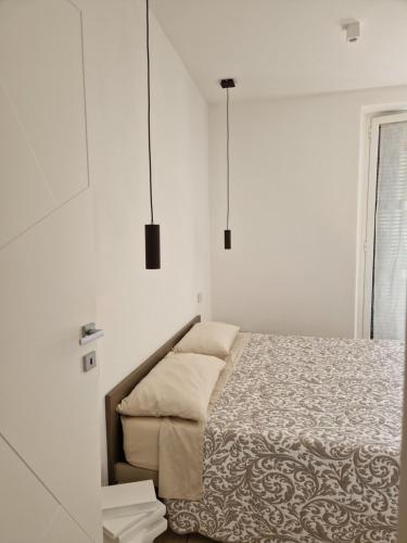 拉瓦尼亚Ca' da Bianca的白色的房间,配有床和两盏灯
