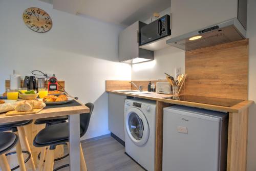 班纳萨克Le Sabot - Netflix/Wi-Fi Fibre/Terasse - 4 pers的厨房配有洗衣机和烘干机,位于柜台旁