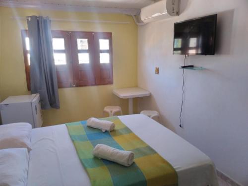马拉戈日Aconchego da Vovó Netinha的一间医院房间,里面配有带毛巾的床