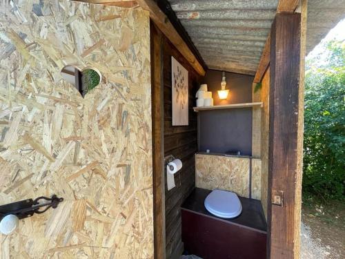 ÉtivalLagarta , la buche的木质建筑中带卫生间的浴室
