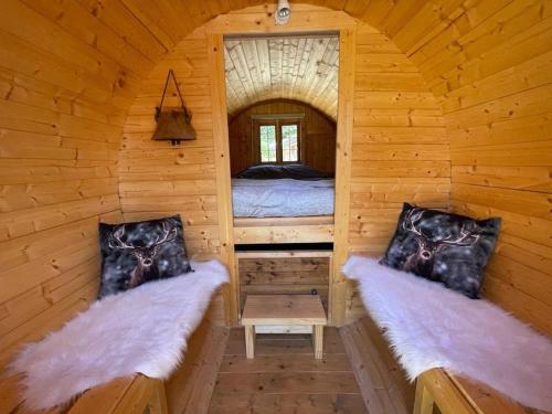 ÉtivalLagarta , la buche的小木屋内带两张床的房间
