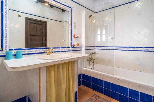 普拉多德尔雷多罗蒂亚果园农庄酒店的浴室配有盥洗盆、镜子和浴缸
