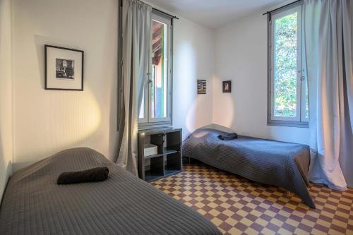 耶尔Villa les Grillons的带2扇窗户的客房内的2张床