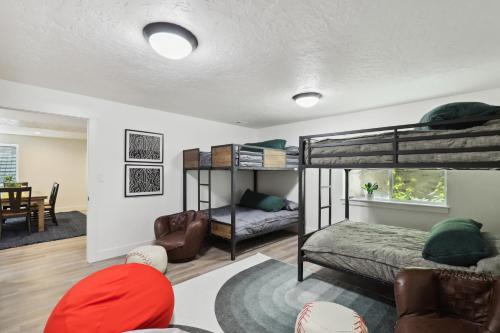 普罗沃Family-Friendly Provo Vacation Rental Near BYU!的一间带双层床的卧室和一间客厅