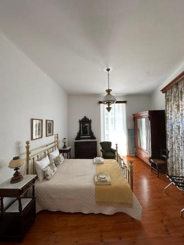 圣克鲁斯达格拉西奥萨Casa do Paúl的一间卧室设有一张大床,铺有木地板
