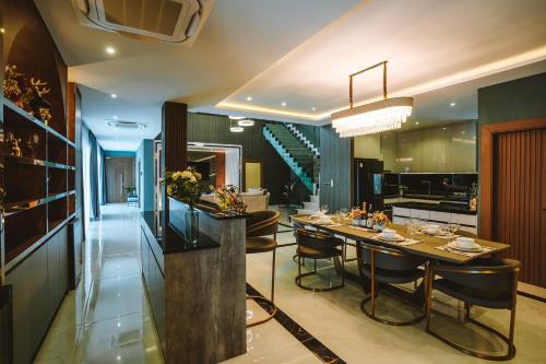 农布Minho Villa Luxury Pattaya的厨房以及带桌椅的用餐室。