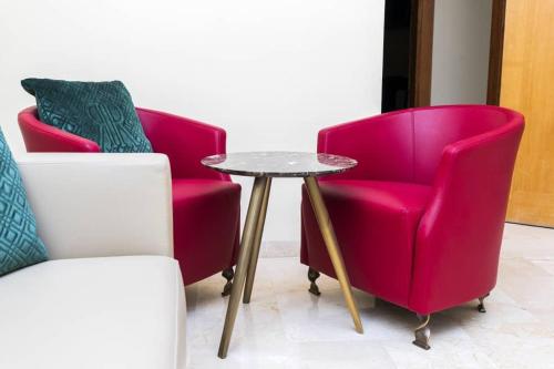 达喀尔Hôtel Bachou的房间里的两张椅子和一张桌子