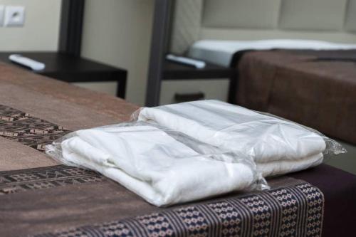 达喀尔Hôtel Bachou的桌子上两个白色的袋子