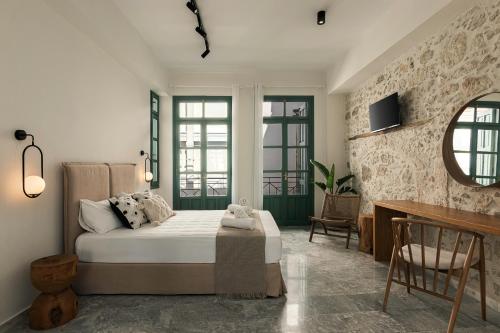 罗希姆诺Soleil boutique house with terrace的一间卧室配有一张床和一张书桌