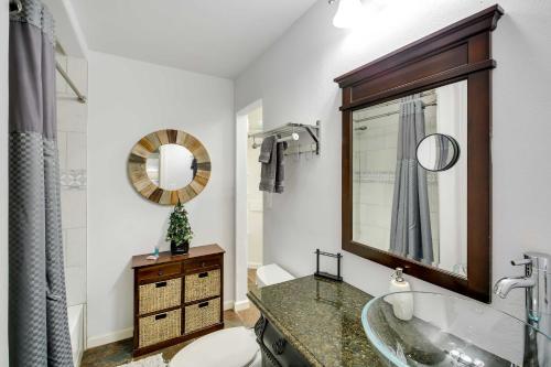 温泉城Lakefront Haven Near Oaklawn and Casino Resort!的带浴缸、水槽和镜子的浴室