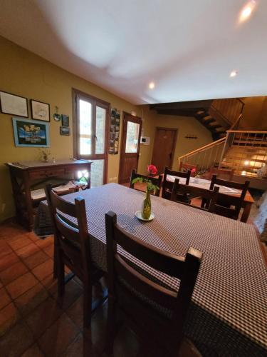 BeranuiCasa Macianet的一间带桌椅和楼梯的用餐室