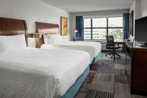亚特兰大亚特兰大周界中心希尔顿花园酒店的酒店客房配有两张床和一张书桌