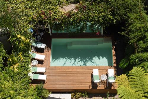 里斯本巴朗住宿加早餐旅馆的享有带躺椅的游泳池的顶部景致