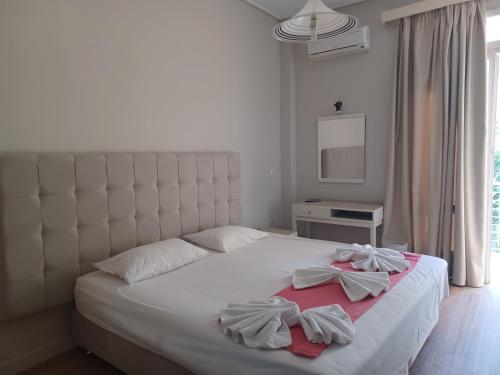 卡拉马塔City Center Hotel的卧室配有白色的床和2条毛巾