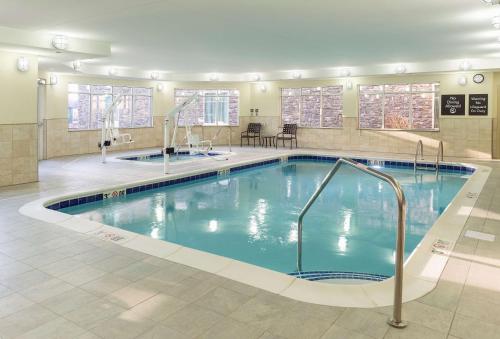 亚克朗阿克伦/费尔劳恩希尔顿惠庭套房酒店的游泳池,位于酒店带游泳池的房间内