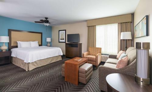 亚克朗阿克伦/费尔劳恩希尔顿惠庭套房酒店的酒店客房设有床和客厅。