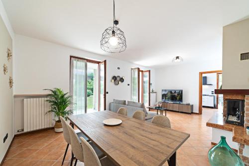 科斯特曼诺VILLA IDA - Regarda Travel的客厅配有木桌和椅子