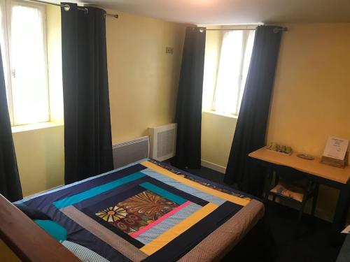 BedousChez Michel的一间卧室配有一张铺着地毯的床