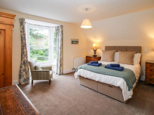 勒德洛Dinham Court的一间卧室设有一张大床和一个窗户。