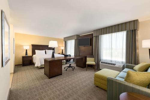 科珀斯克里斯蒂德克萨斯州珀斯克里斯蒂汉普顿酒店的配有一张床和一张书桌的酒店客房