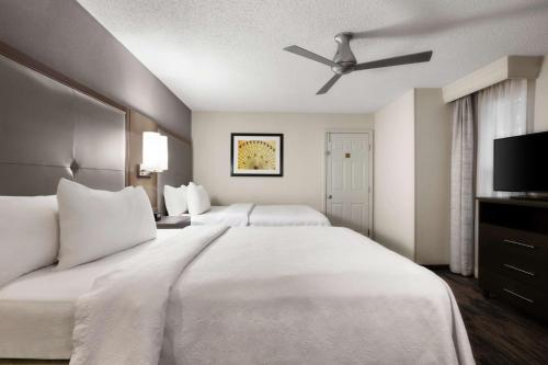 艾迪生胡伍德达拉斯 - 艾迪生酒店的酒店客房配有两张床和吊扇。